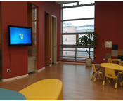 幼儿教育壁挂触摸一体机